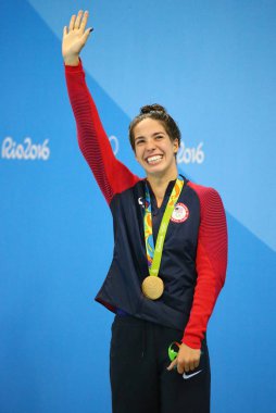 Kadın sonra madalya töreni sırasında Amerika Birleşik Devletleri Olimpiyat Şampiyonu Madeline Dirado Rio 2016 Olimpiyatları Olimpiyat su sporları Stadyumu'nda 200m Sırtüstü
