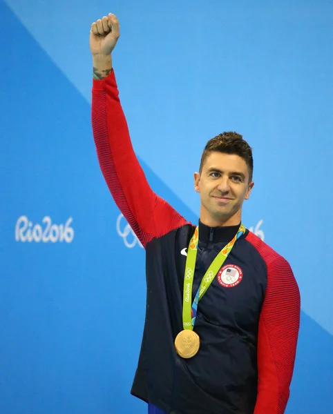 Campeón Olímpico Anthony Ervin de Estados Unidos durante la ceremonia de medalla después de 50m Hombres Freestyle final de los Juegos Olímpicos de Río 2016 — Foto de Stock