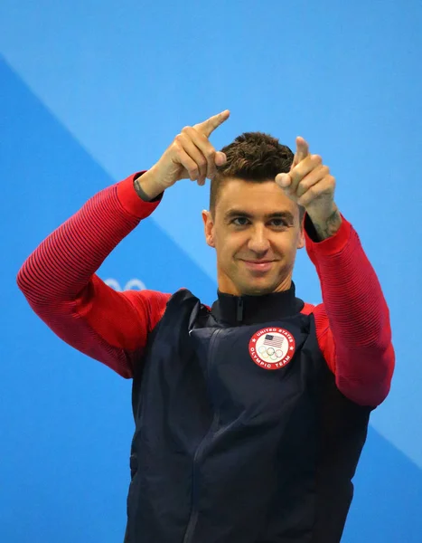 Olympic Champion Anthony Ervin of United States during medal ceremony after Men's 50m Freestyle final of the Rio 2016 Olympics — Stock Photo, Image