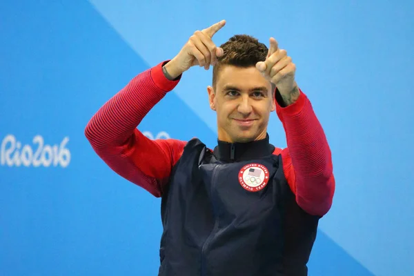 Olympic Champion Anthony Ervin of United States during medal ceremony after Men's 50m Freestyle final of the Rio 2016 Olympics — Stock Photo, Image