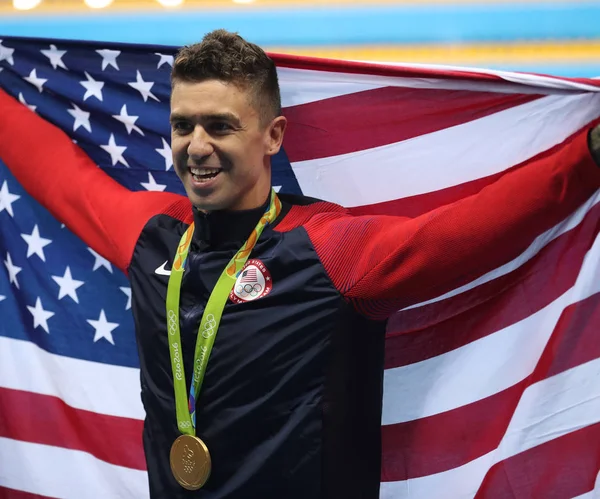 Campeón Olímpico Anthony Ervin de Estados Unidos durante la ceremonia de medalla después de 50m Hombres Freestyle final de los Juegos Olímpicos de Río 2016 — Foto de Stock