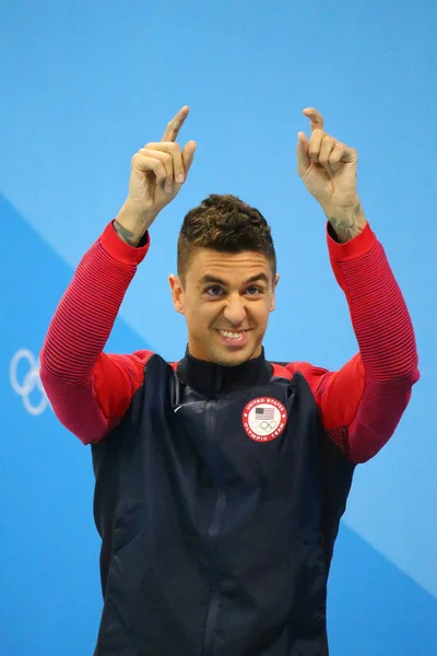 Campione Olimpico Anthony Ervin degli Stati Uniti durante la cerimonia di medaglia dopo 50m Freestyle finale maschile delle Olimpiadi di Rio 2016 — Foto Stock