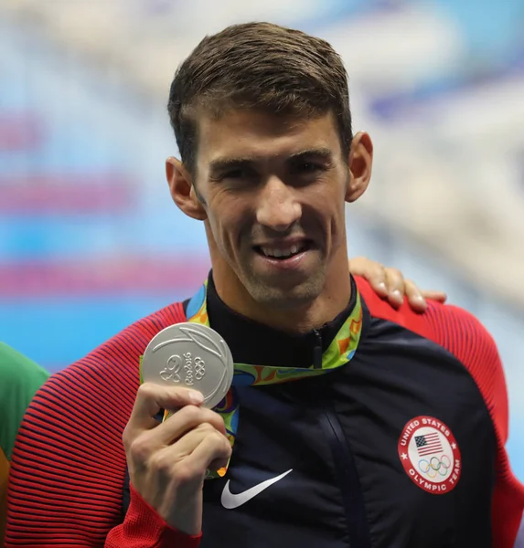 Michael Phelps von den Vereinigten Staaten bei der Medaillenverleihung nach den 100 m Schmetterling der Männer bei den Olympischen Spielen 2016 in Rio im olympischen Aquatics Stadium — Stockfoto
