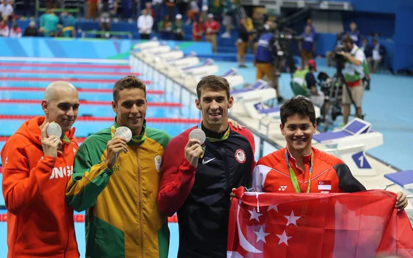 Laszlo Cseh HUN (L), Chad le Clos RSA, Michael Phelps USA y Joseph Schooling SGP durante la ceremonia de medalla después de 100m mariposa masculina de los Juegos Olímpicos de Río 2016 — Foto de Stock