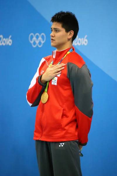 Campeón Olímpico Joseph Schooling de Singapur durante la ceremonia de medalla después de 100m mariposa masculina de los Juegos Olímpicos de Río 2016 en el Estadio Olímpico Acuático — Foto de Stock