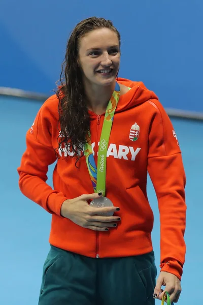 Серебряная медалистка Венгрии Катинка Хоссу на церемонии награждения после 200 метров на спине Олимпиады в Рио-2016 на Олимпийском стадионе по водным видам спорта — стоковое фото