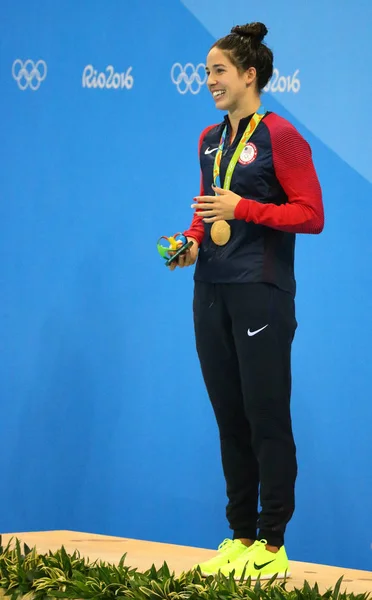 女性の後メダル式の間にアメリカ合衆国のオリンピック チャンピオン マデリーン Dirado オリンピック水泳競技場でリオ 2016 年のオリンピックの 200 m 背泳ぎ — ストック写真