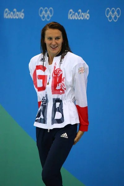 Stříbrná medaile Jazmin Carlin ve Velké Británii během ceremoniálu udělování medailí po ženy 800m freestyle soutěž olympijské hry Rio 2016 — Stock fotografie