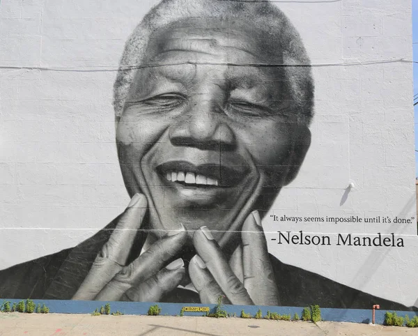 纳尔逊 · 曼德拉壁画在布鲁克林的威廉斯堡节 — 图库照片