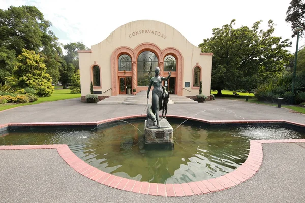 The statue of Diana and the Hounds erected outside the Conservatory in the Fitzroy Gardens, Melbourne — Stock Photo, Image