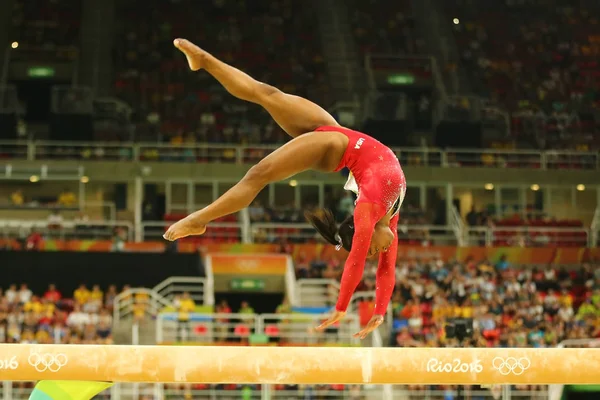 Olympisk mästare Simone Biles i USA tävlar på finalen på skoparmen damernas artistisk gymnastik vid OS Rio 2016 — Stockfoto