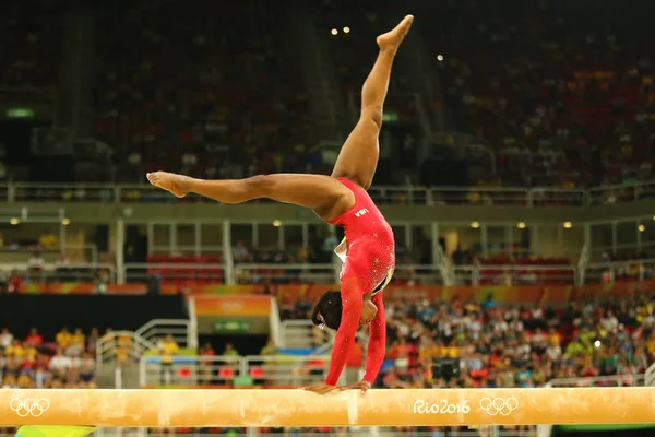 La campeona olímpica Simone Biles de Estados Unidos compite en la final en la gimnasia artística femenina de barra de equilibrio en los Juegos Olímpicos de Río 2016 — Foto de Stock