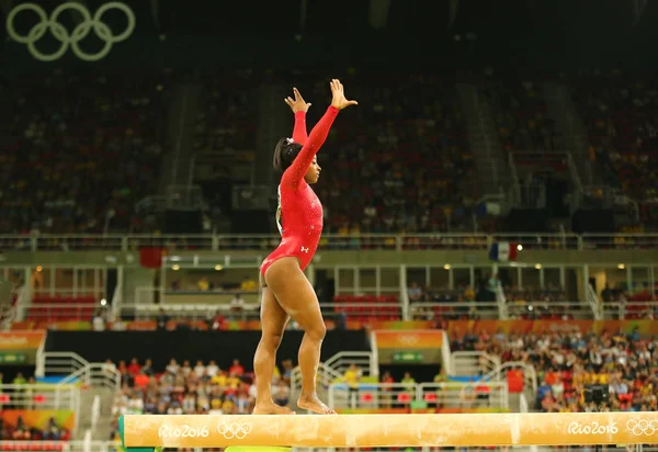 La campeona olímpica Simone Biles de Estados Unidos compite en la final en la gimnasia artística femenina de barra de equilibrio en los Juegos Olímpicos de Río 2016 — Foto de Stock