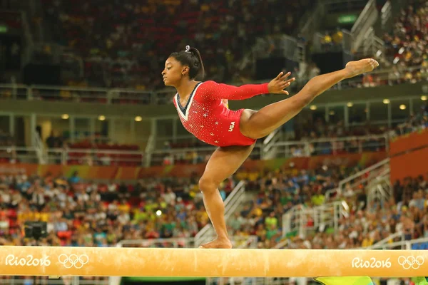 La campeona olímpica Simone Biles de Estados Unidos compite en la final en la gimnasia artística femenina de barra de equilibrio en los Juegos Olímpicos de Río 2016 — Foto de Stock