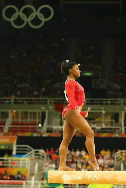 A campeã olímpica Simone Biles dos Estados Unidos compete na final da ginástica artística feminina de equilíbrio nos Jogos Olímpicos Rio 2016 — Fotografia de Stock