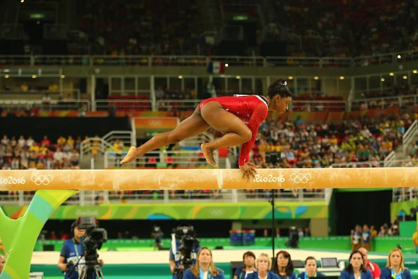 平均台女子体操リオ 2016 年のオリンピックでの決勝で競合するアメリカ合衆国のシモーネ ・ バイルズのオリンピック チャンピオン — ストック写真