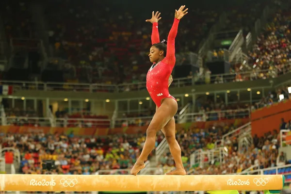 Olympiasiegerin Simone Biles aus den Vereinigten Staaten tritt beim Finale auf dem Schwebebalken Kunstturnen der Frauen bei den Olympischen Spielen 2016 in Rio an — Stockfoto