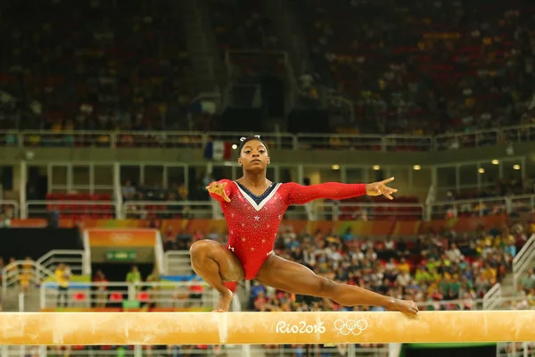 Olympisk mästare Simone Biles i USA tävlar på finalen på skoparmen damernas artistisk gymnastik vid OS Rio 2016 — Stockfoto