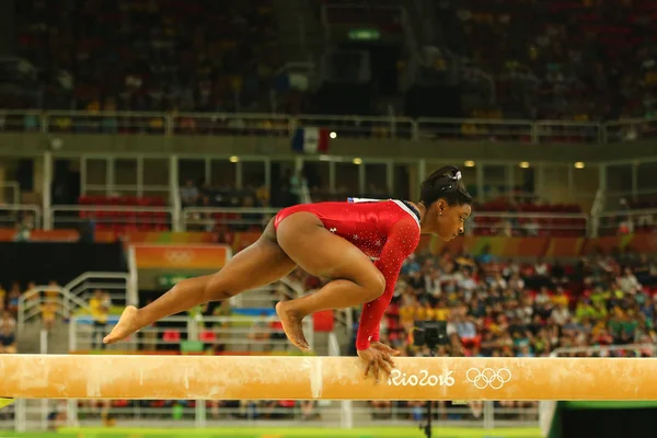 平均台女子体操リオ 2016 年のオリンピックでの決勝で競合するアメリカ合衆国のシモーネ ・ バイルズのオリンピック チャンピオン — ストック写真