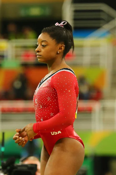 オリンピック チャンピオン アメリカ合衆国のシモーネ ・ バイルズ平均台女子体操でリオ 2016 年のオリンピックに最終的な競争の前に — ストック写真