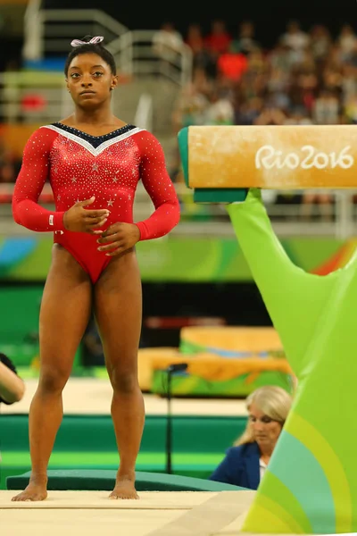 オリンピック チャンピオン アメリカ合衆国のシモーネ ・ バイルズ平均台女子体操でリオ 2016 年のオリンピックに最終的な競争の前に — ストック写真