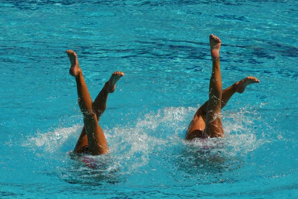 Dueto de natação sincronizado durante a competição — Fotografia de Stock