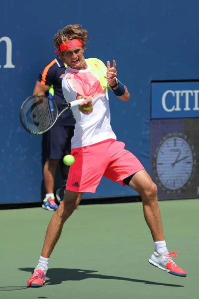 Le joueur de tennis professionnel Alexander Zverev d'Allemagne en action lors de son deuxième match US Open 2016 — Photo