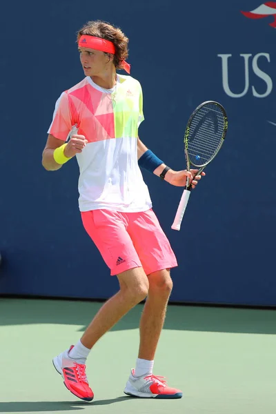 Jogador profissional de tênis Alexander Zverev da Alemanha em ação durante sua segunda rodada US Open 2016 jogo — Fotografia de Stock