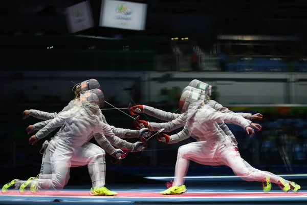 Equipo Estados Unidos (L) compite contra el Equipo Polonia en el Sable Femenino de los Juegos Olímpicos de Río 2016 en el Carioca Arena 3 — Foto de Stock