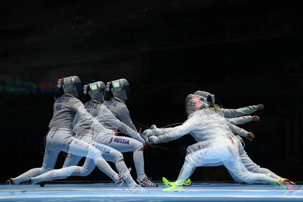 Sofya Velikaya of Russia (L) and Mariel Zagunis of United States compete in the Women's Sabre Team of the Rio 2016 Olympic Games at Carioca Arena 3 — Stock Photo, Image