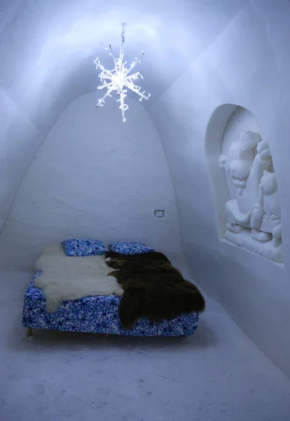 Quarto de neve decorado de forma única em Snow Hotel no LumiLinna Snow Castle em Kemi, Finlândia — Fotografia de Stock