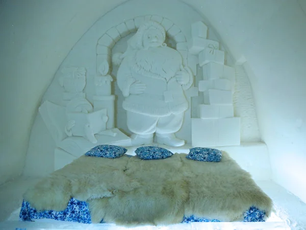 Unique beautifully decorated Santa Claus snow suite in Snow Hotel at LumiLinna Snow Castle in Kemi, Finland — Stock Photo, Image