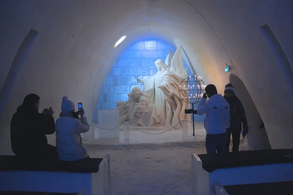 Chapelle de neige unique joliment décorée au château de neige LumiLinna à Kemi, Finlande — Photo