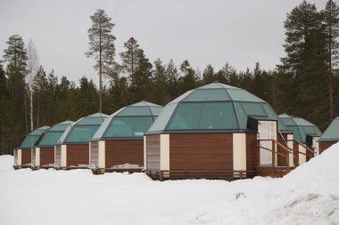 Cam igloolarda Fin Lapland bölgesinde Kuzey Kutup kar otel