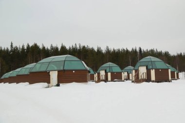 Cam igloolarda Fin Lapland bölgesinde Kuzey Kutup kar otel
