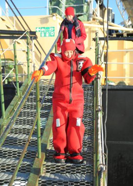  Kimliği belirsiz turistler kadar dişli bir hayatta kalma takım buz hazır dondurulmuş Baltık denizde yüzmek.