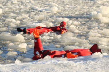 Hayatta kalma takım elbise buz yüzerek donmuş Baltık Denizi tanımlanamayan turistler kadar dişli.