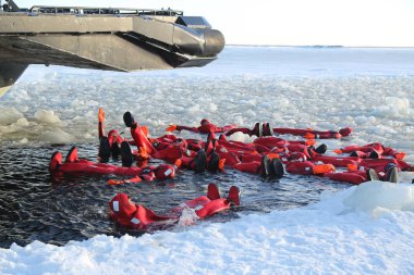 Hayatta kalma takım elbise buz yüzerek donmuş Baltık Denizi tanımlanamayan turistler kadar dişli.