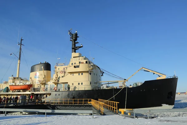 Rompehielos Sampo en el puerto de Kemi listo para crucero único en el Mar Báltico congelado — Foto de Stock