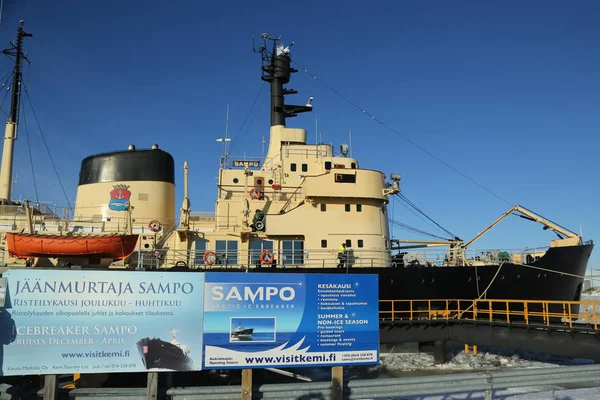 Isbrytaren Sampo i den hamnen Kemi redo för unika kryssning i frysta Östersjön — Stockfoto
