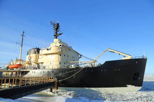 Isbrytaren Sampo i den hamnen Kemi redo för unika kryssning i frysta Östersjön — Stockfoto