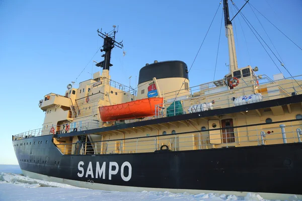 Ártico rompehielos Sampo durante crucero único en el Mar Báltico congelado . — Foto de Stock