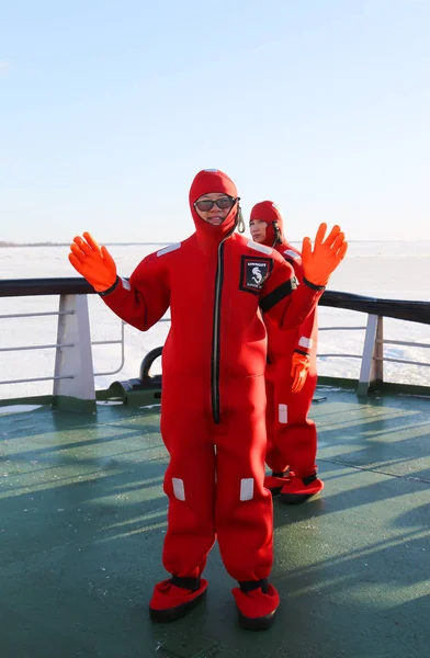 Kimliği belirsiz turistler kadar dişli bir hayatta kalma takım buz hazır dondurulmuş Baltık denizde yüzmek. — Stok fotoğraf