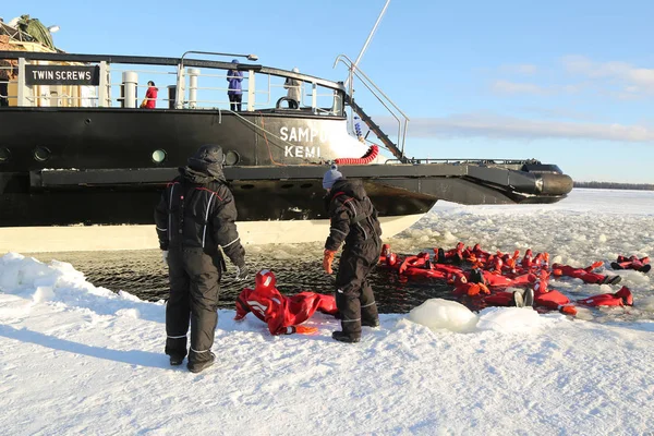 Hayatta kalma takım elbise buz yüzerek donmuş Baltık Denizi tanımlanamayan turistler kadar dişli. — Stok fotoğraf