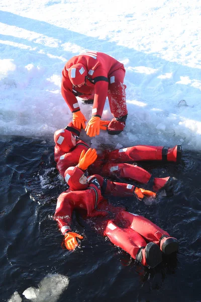 正体不明の観光客が冷凍バルト海でサバイバル スーツ氷泳ぎ連動. — ストック写真