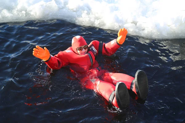 Неопознанные туристы в костюме выживания купаются в замерзшем Балтийском море . — стоковое фото