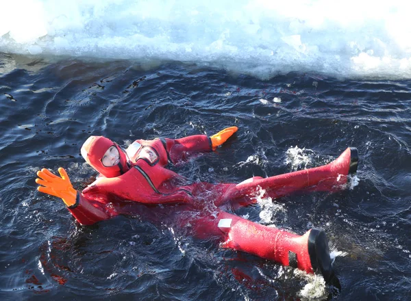 Unidentified tourists geared up with a survival suit ice swim in frozen Baltic Sea. — Stock Photo, Image