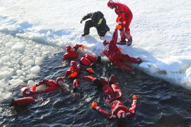 Hayatta kalma takım elbise buz yüzerek donmuş Baltık Denizi tanımlanamayan turistler kadar dişli.