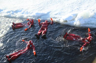 Hayatta kalma takım elbise buz yüzerek donmuş Baltık Denizi tanımlanamayan turistler kadar dişli.