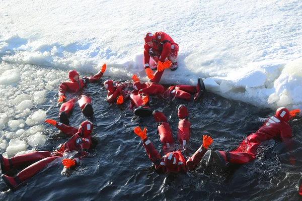 身份不明的游客准备与冷冻波罗的海生存套装冰游泳. — 图库照片#